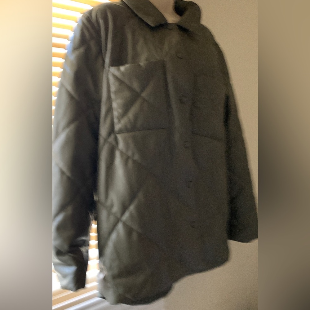 Calvin Klein brand new Quilted pleather puffer. It is a xl.